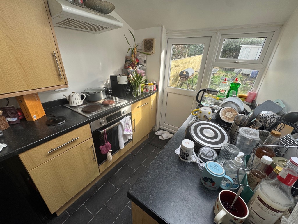 Lot: 70 - FREEHOLD TWO-BEDROOM SEMI-DETACHED COTTAGE FOR INVESTMENT - Kitchen